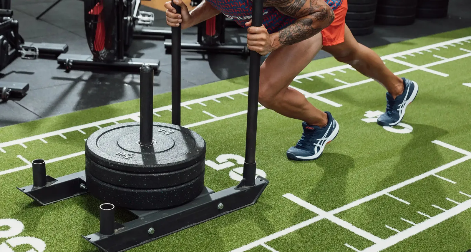 Entrenamiento con trineo sobre césped deportivo Heroturfs
