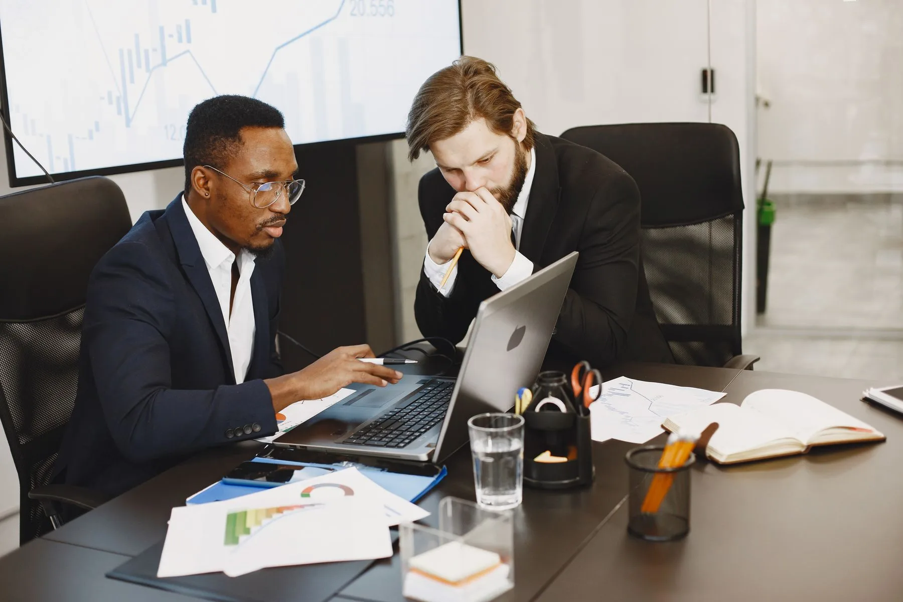 Responsables de una empresa evaluando alternativas tecnológicas